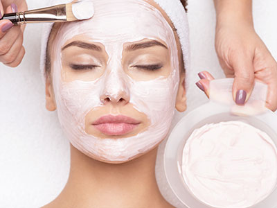 woman-receiving-facial-mask-in-spa-beauty-salon-VZE7P36.jpg